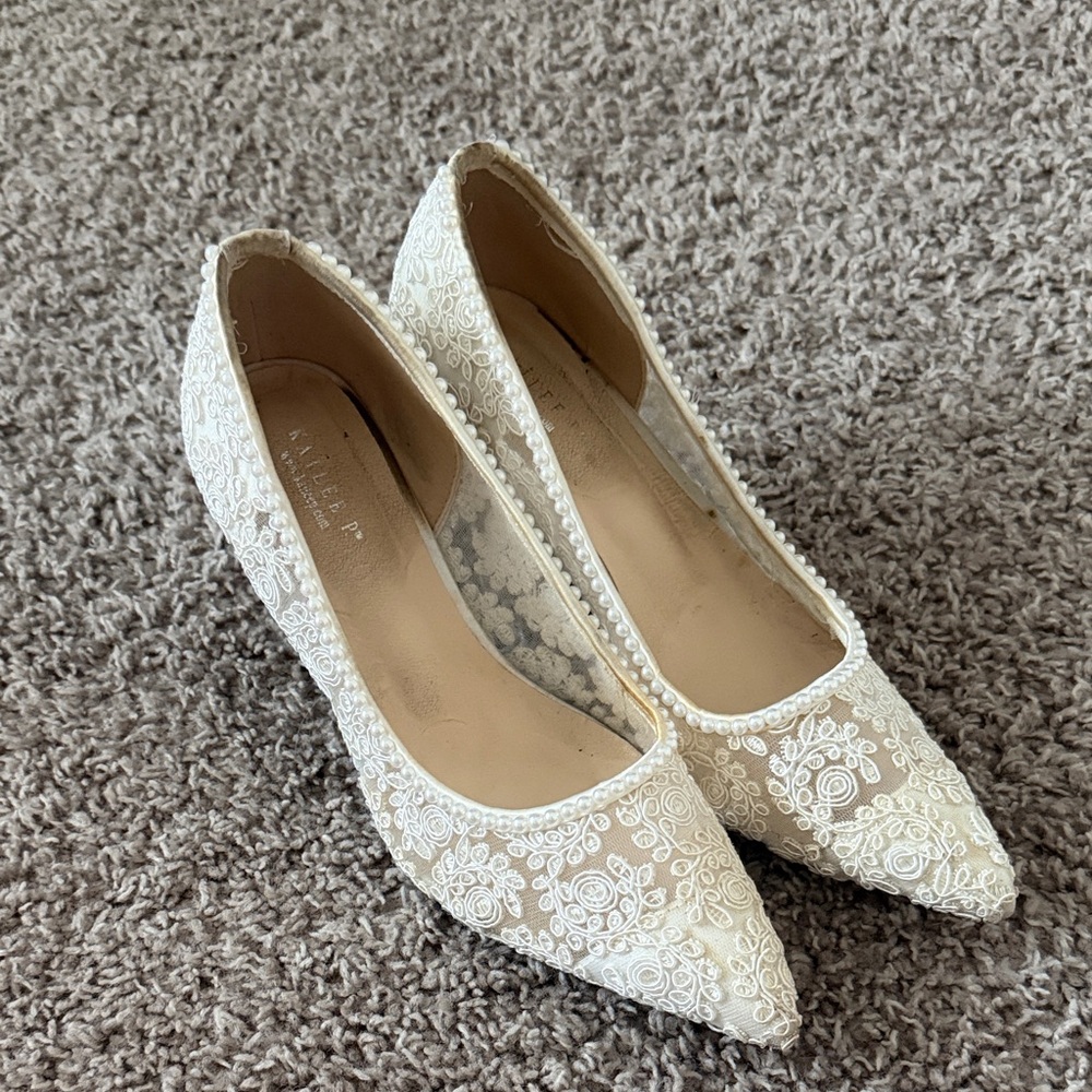 Lace Pointed-Toe Bridal Pumps in Ivory